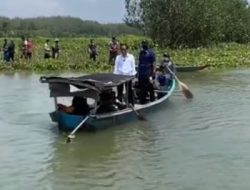 Jokowi Naik Perahu Untuk Sapa Warga Tritih Kulon