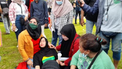 Seorang Perempuan Cantik Pingsan Karena Diduga Sakit dan Puasa Saat Demo di Gedung DPR RI