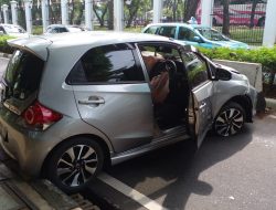 Ngantuk! Sopir Tabrak Pembatas Jalan Di Belakang DPR RI