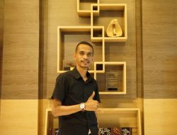 Dari Dekat Dengan Aksi, Bukan Dari Panggung Hanya Dengan Kata