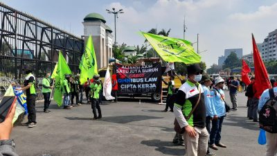 Buruh Demo di DPR RI Tuntut Cabut Omnisbus Law. Katanya: Omnibus Law Sengsarakan Buruh