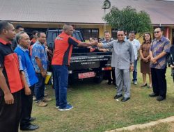 Sulaeman Hamzah Salurkan Mobil Pickup untuk SMK Tanah Miring Merauke