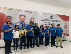Para Peraih Juara Bulutangkis DPP KNPI Serahkan Piala ke Bendum KNPI