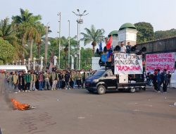 BREAKINGNEWS: Mahasiswa Luar Jakarta Demo Bakar Foto Presiden Jokowi di Depan DPR RI